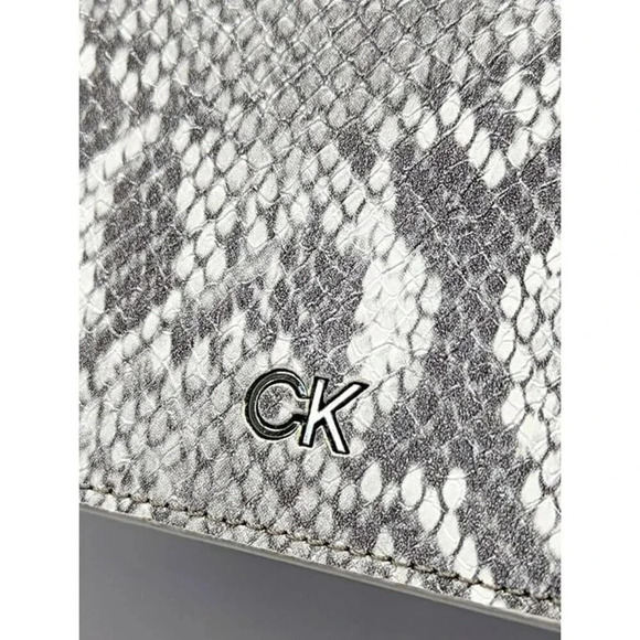Calvin Klein Wide Flap Embossed Monogram Belt Bag Buckle Size M (MSRP $98) - Picture 4 of 12